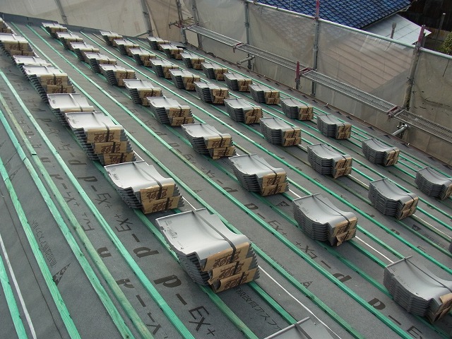 必要な瓦を屋根の上に並べる